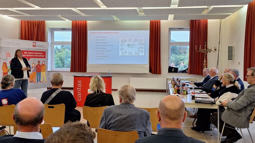 Lioba Stadermann präsentiert Fakten und Ideen rund ums Ehrenamt. | Foto: Johannes Broermann / cps