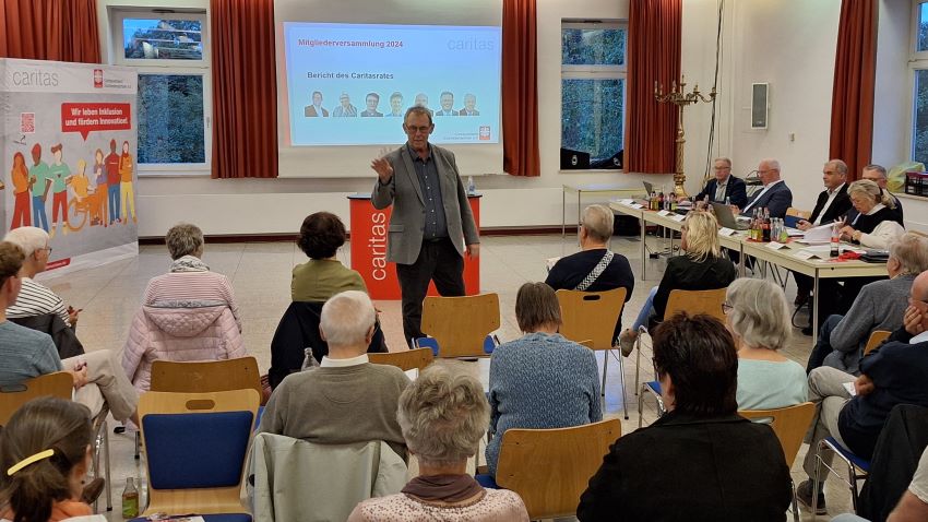 „Sei ein Mensch!“ - Dechant Wigbert Schwarze eröffnet die satzungsgemäße Mitgliederversammlung. | Foto: Johannes Broermann / cps