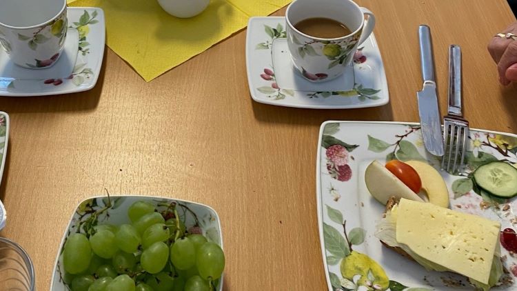 Sommerfrühstück: gedeckter Tisch