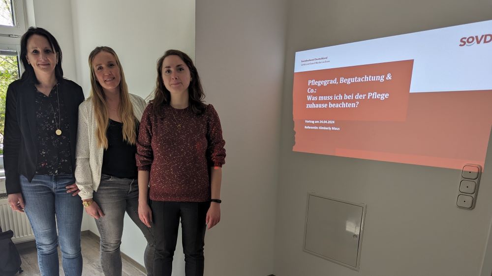 Caritas-Mitarbeiterinnen Steffi Jünemann und Anna Fexer und SoVD-Sozialberaterin Kimberly Maus in Rittmarshausen. | Foto: Caritas