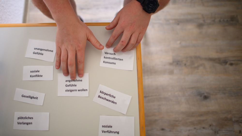Jens Klie zeigt die typischen Konsumgründe, um diese mit Klient:innen zu besprechen. | Foto: Klaus-Dietmar Gabbert/dpa-tmn