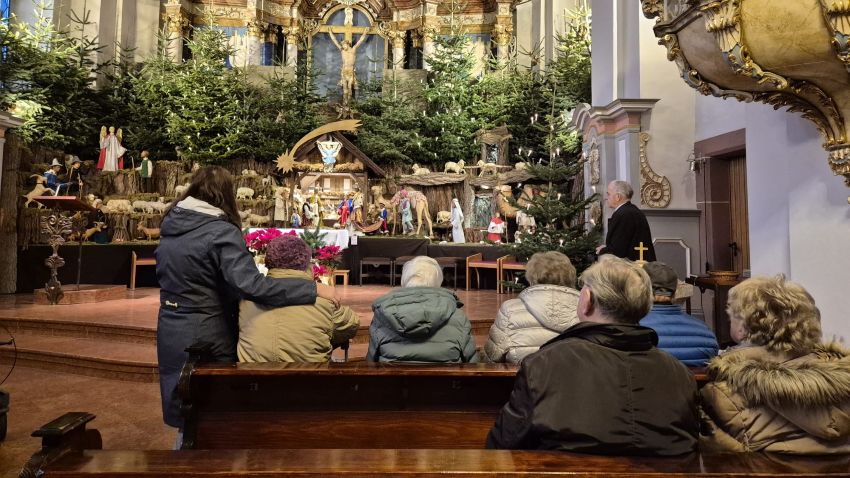 Die Tagespflege Duderstadt besichtigte die Krippe in der Pfarrkirche St. Laurentius in Gieboldehausen. | Foto: Caritas