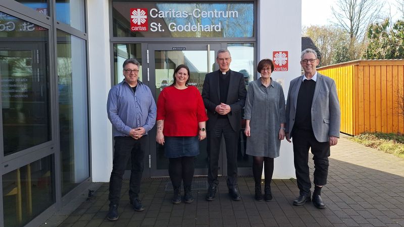Trafen sich zum Gespräch im Caritas-Centrum St. Godehard (v.l.): Thomas Heek, Kerstin Falkuß, Bischof Dr. Heiner Wilmer, Heike Jagemann und Dechant Wigbert Schwarze. | Foto: Vera Wölk