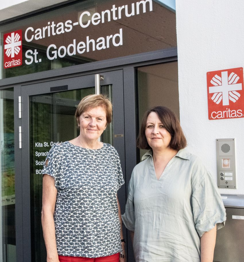 Hildegard Schütz (l.) und Magdalena Bunte (r.) beraten und begleiten Frauen im Caritas-Centrum St. Godehard in Göttingen auch bei einer Vertraulichen Geburt. | Foto: Edmund Deppe / kiz
