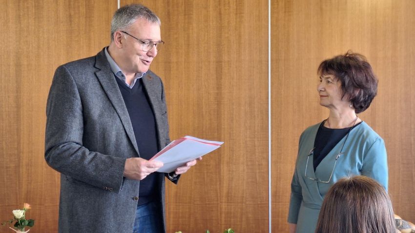 Caritas-Vorstandssprecher Ralf Regenhardt blickt in seiner Rede auf den Werdegang von Mathilde Henke zurück. | Foto: Johannes Broermann