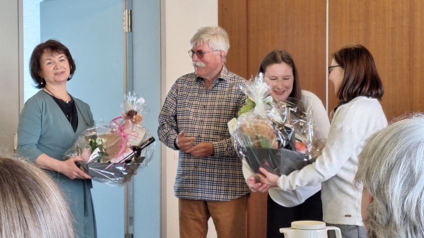 Hans-Peter Traupe und Lisa Severitt überreichen Präsentkörbe an Mathilde Henke (l.) und Birgit Müller (r.). | Foto: Johannes Broermann
