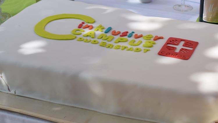 Zum Abschluss gab es die eigens von Sabine van der Grinten angefertigte Campus-Torte. | Foto: Broermann