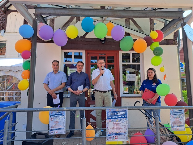 Eröffnung des Festes (v.l.): Holger Gatzenmeyer (Caritas-Vorstand), Propst Thomas Berkefeld, Ralf Regenhardt (Caritas-Vorstandssprecher), Corinna Jacobi (FAIRKAUF-Leitung) | Foto: Hartnack/Caritas