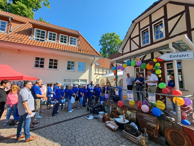 40 Ehrenamtliche engagieren sich derzeit beim FAIRKAUF-Laden. Ohne sie würde der Laden nicht laufen| Foto: Hartnack/Caritas