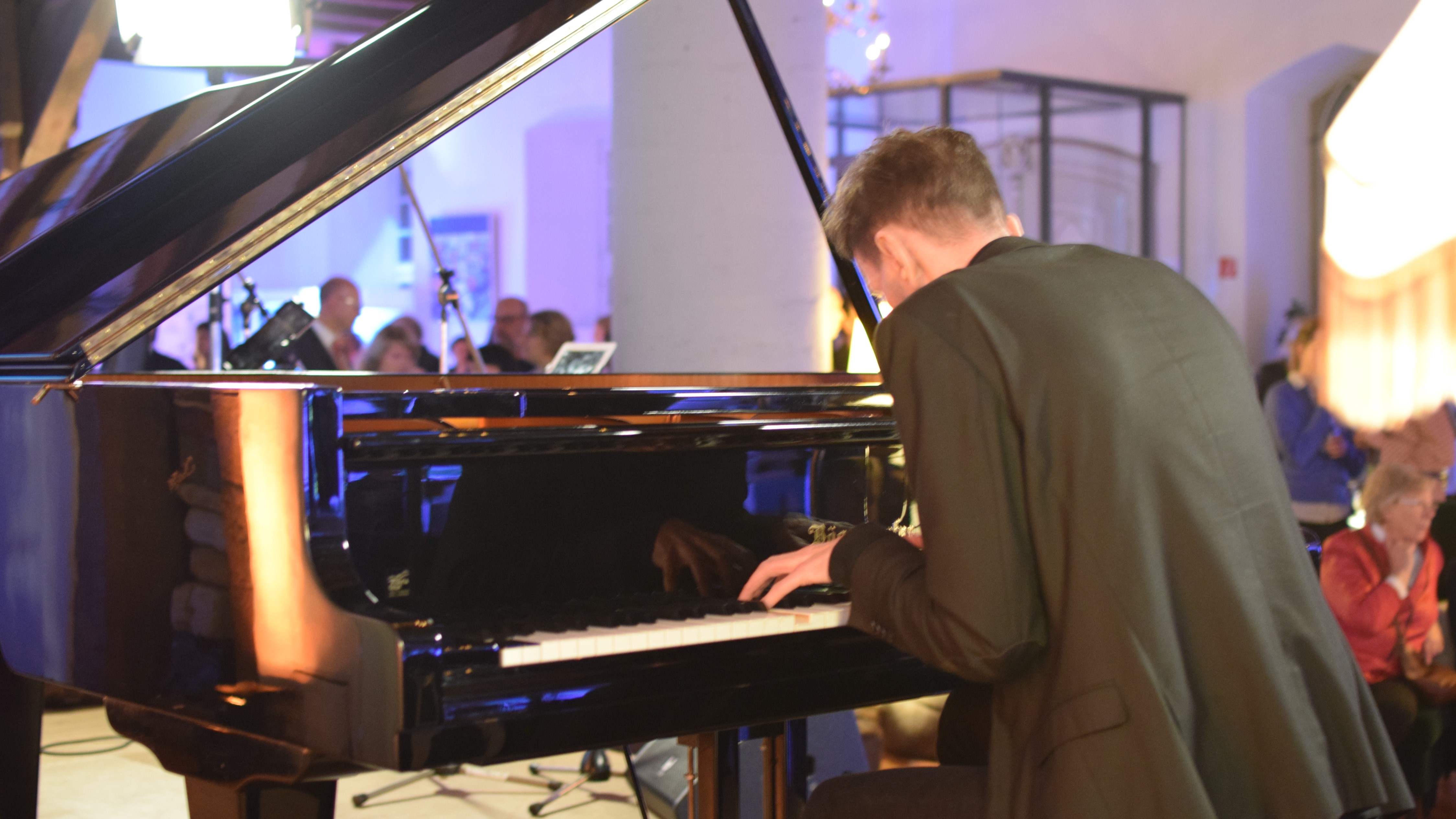 Am Flügel spielt Sven Tasch.