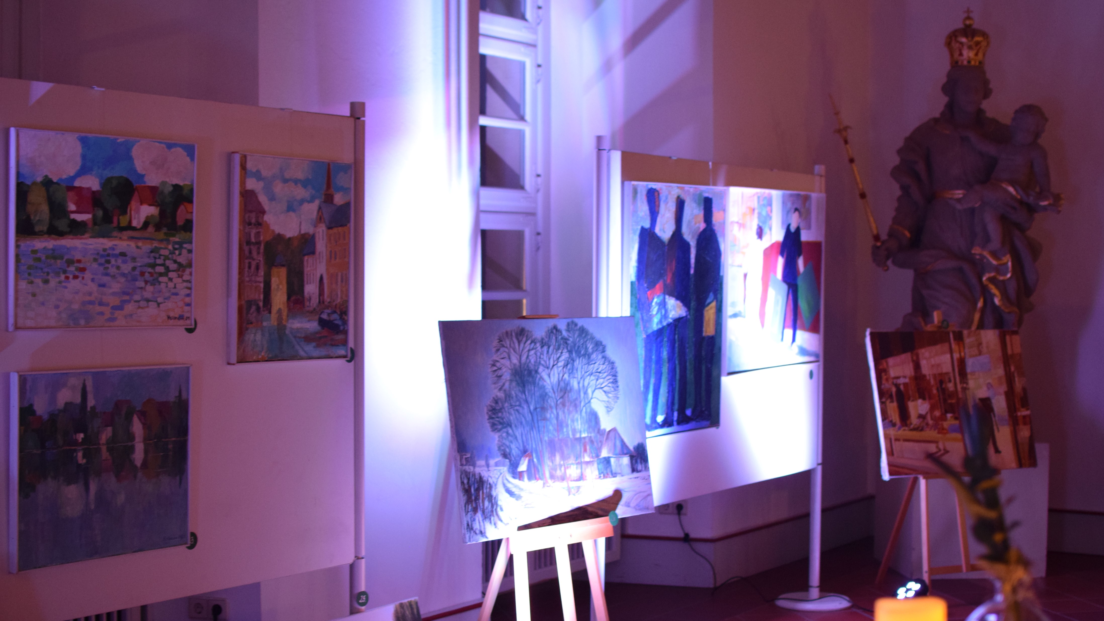 Zahlreiche Kunstwerke des Künstlers Ulrich Hollmann schmücken den Saal.