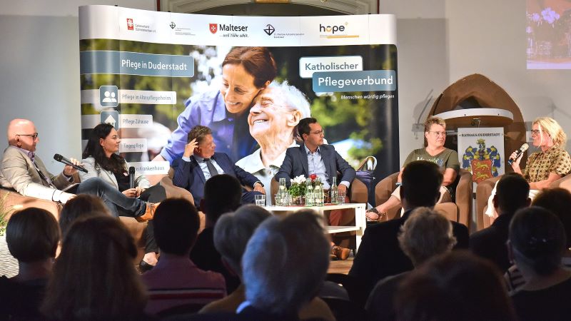 In der Talkrunde mit Moderator Jan Fragel (l.) berichtet Julia Hagemann (r.) aus dem Alltag als pflegende Angehörige. | Foto: Iris Blank / kpvd