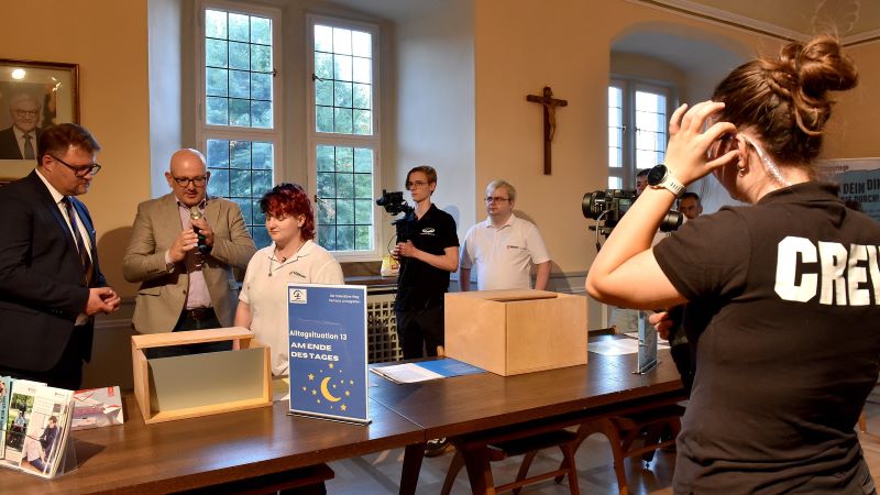 Bürgermeister Thorsten Feike (l.) stellt den Demenz-Parcours der Malteser vor. | Foto: Iris Blank / kpvd
