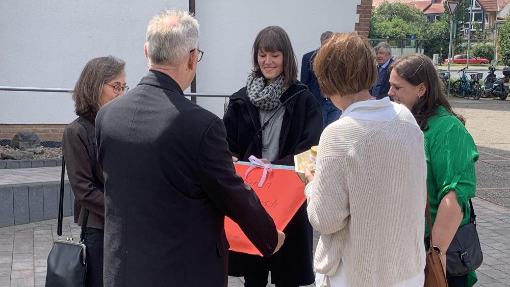 ... gratulieren Dechant Wigbert Schwarze. | Fotos: Holger Gatzenmeyer