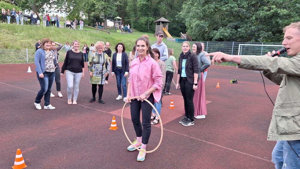 Moritz Heller moderiert den Wettkampf beim Caritas-Sommerfest. | Foto: Johannes Broermann